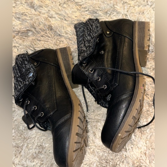 REFRESH WYNNE-01 Women's Combat Style lace up Ankle Bootie 9 - Picture 3 of 9